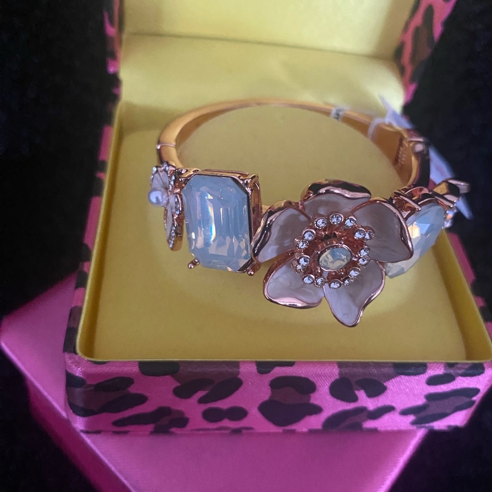BETSEY JOHNSON Rose Gold Spring Bangle Bracelet - Picture 3 of 8